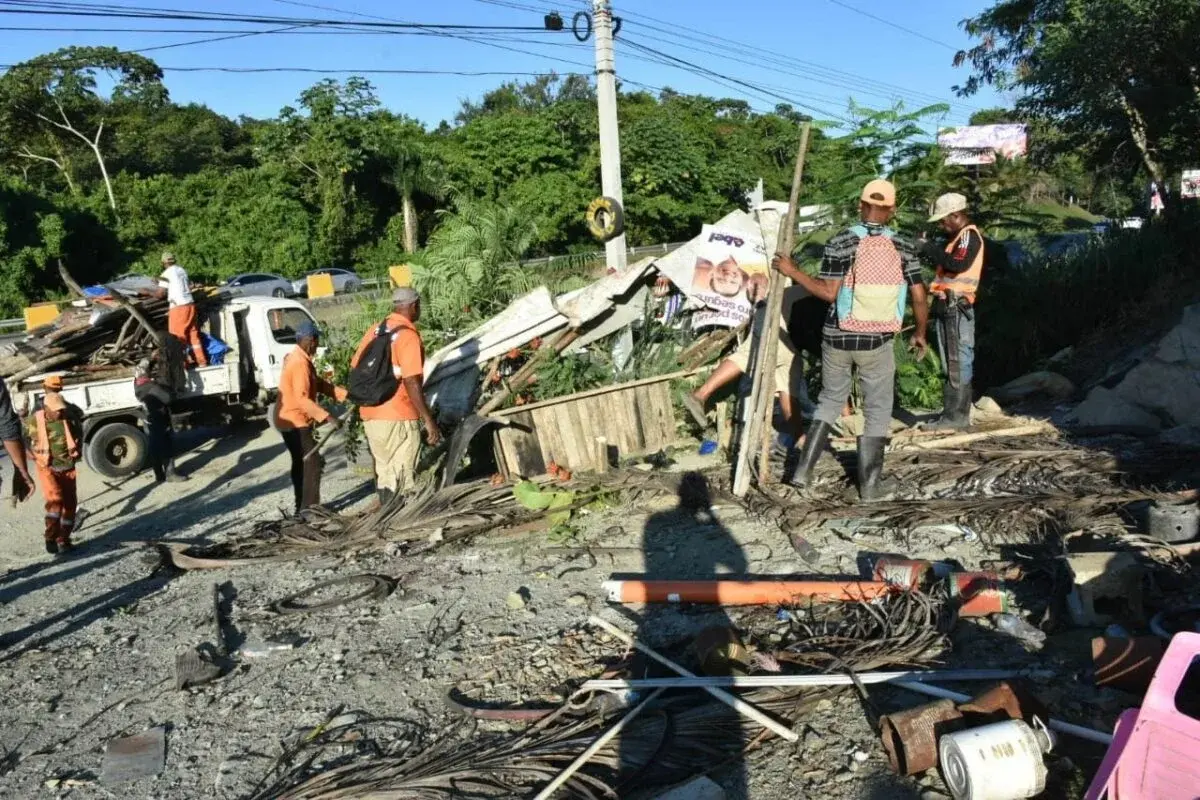 Obras Públicas desmantela 28 casetas construidas de manera ilegal en autopista Duarte