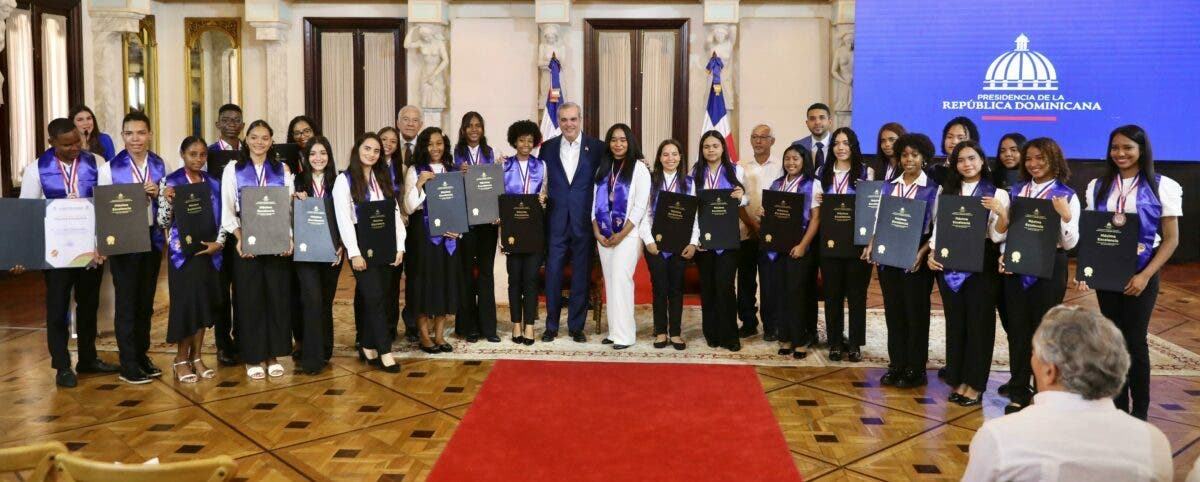 Presidente Abinader reconoce a 150 estudiantes con mayor promedio académico