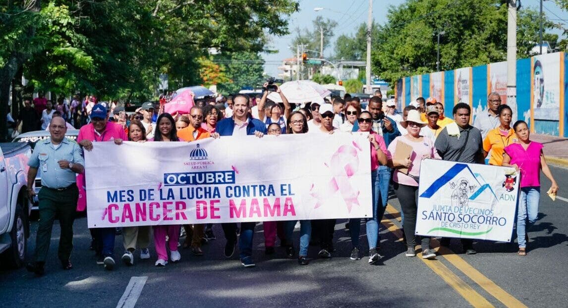 Realizan caminata para concientizar sobre el cáncer de mama