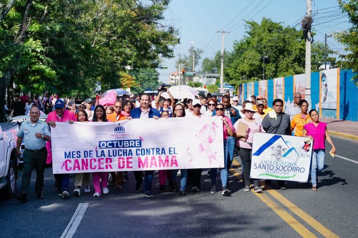 Realizan caminata para concientizar sobre el cáncer de mama