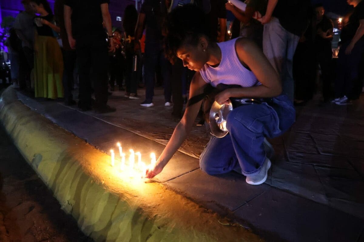 Con encendido de velas protestan frente al Congreso contra reforma fiscal