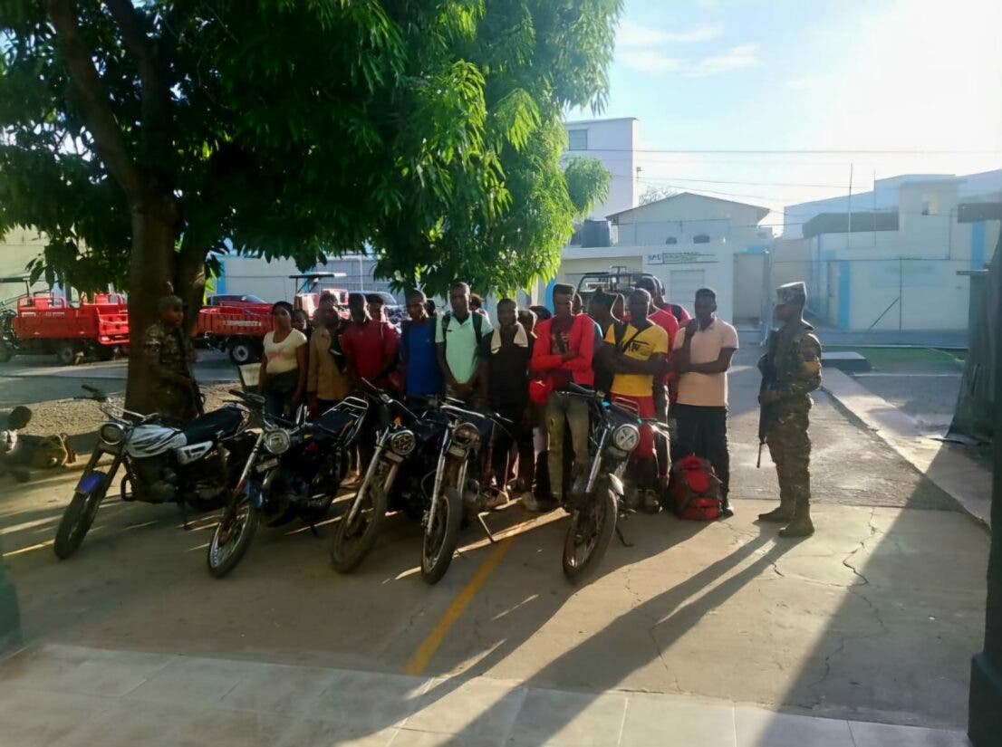 Apresan a 26 indocumentados en 5 motocicletas en Dajabón