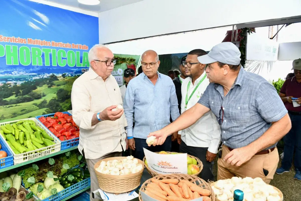 Fernando Durán asiste al Festival de la Cosecha en Constanza