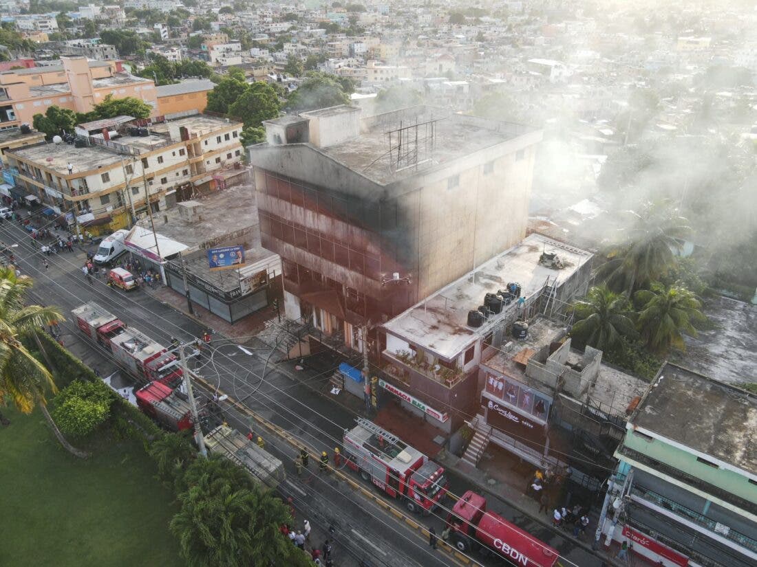 Incendio afecta mueblería en la avenida Isabel Aguiar