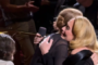 Adele y Céline Dion se abrazan y rompen a llorar en un concierto en Las Vegas