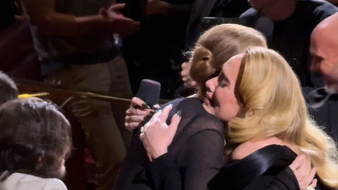 Adele y Céline Dion se abrazan y rompen a llorar en un concierto en Las Vegas