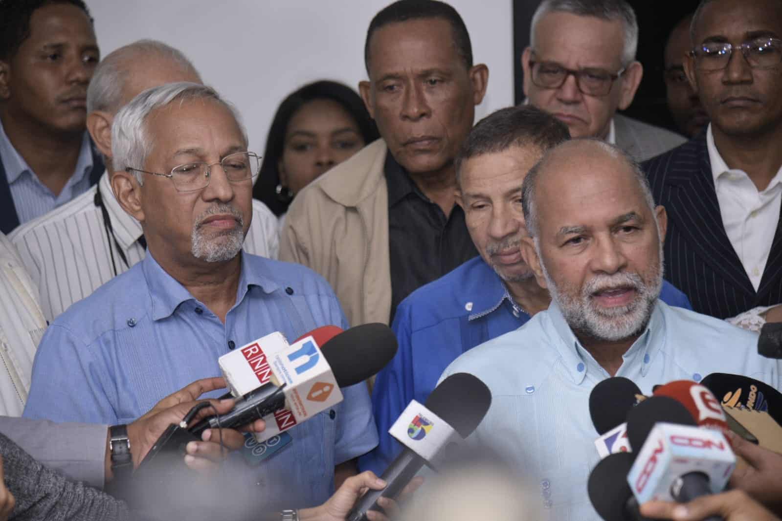 Ministro de Educación felicita al presidente electo de la ADP, Eduardo Hidalgo