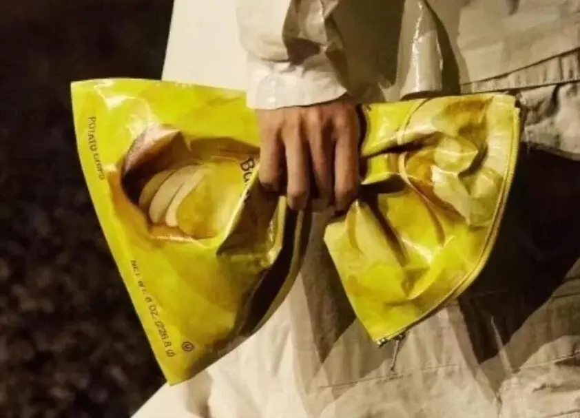 Balenciaga lanzó billeteras en forma de paquete de papas fritas: cuánto cuestan