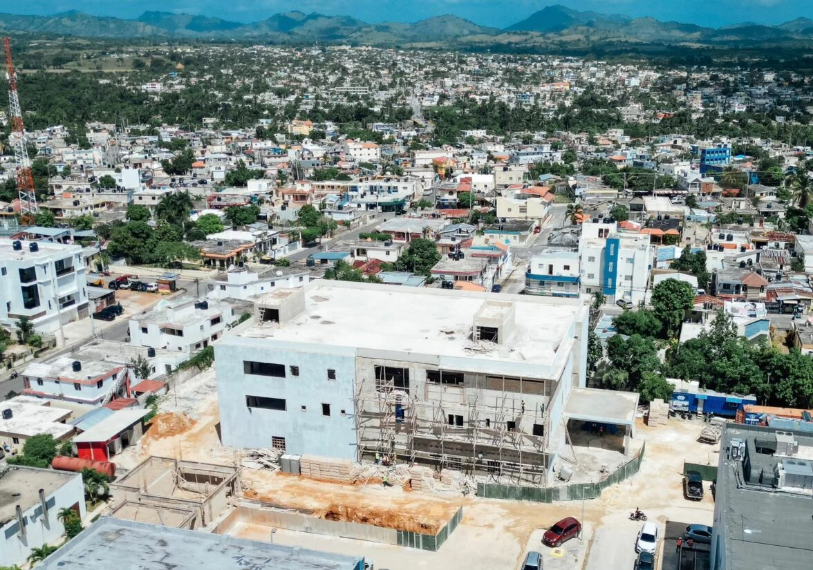 Ministro Bonilla supervisa construcción de las obras: Centro Correccional Preventivo y Unidad Traumatológica de Higüey