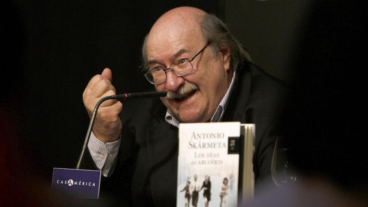 Muere el escritor chileno Antonio Skármeta, recordado por ‘El cartero de Neruda’