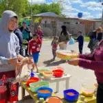 «Para muchas familias, esta es la única comida del día»: el fuerte impacto en niños del mayor salto de la pobreza en Argentina en 20 años