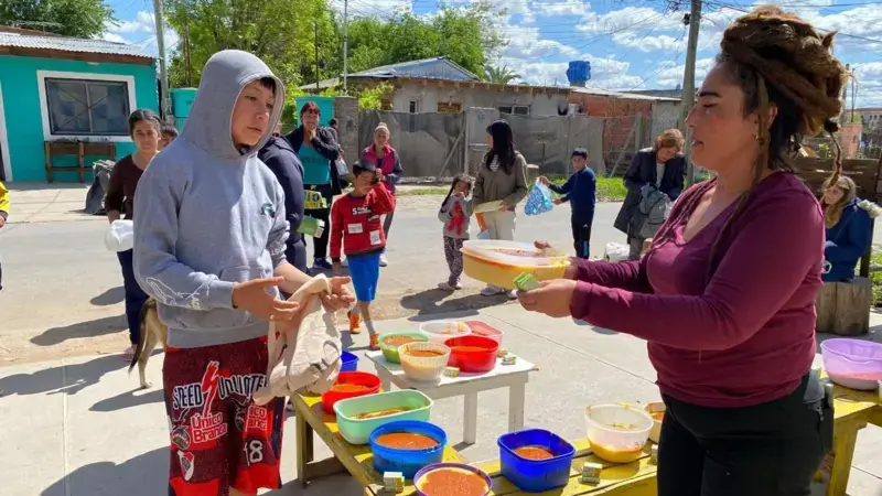 «Para muchas familias, esta es la única comida del día»: el fuerte impacto en niños del mayor salto de la pobreza en Argentina en 20 años