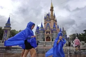 Los parques de Disney en Florida cierran ante la llegada del huracán Milton