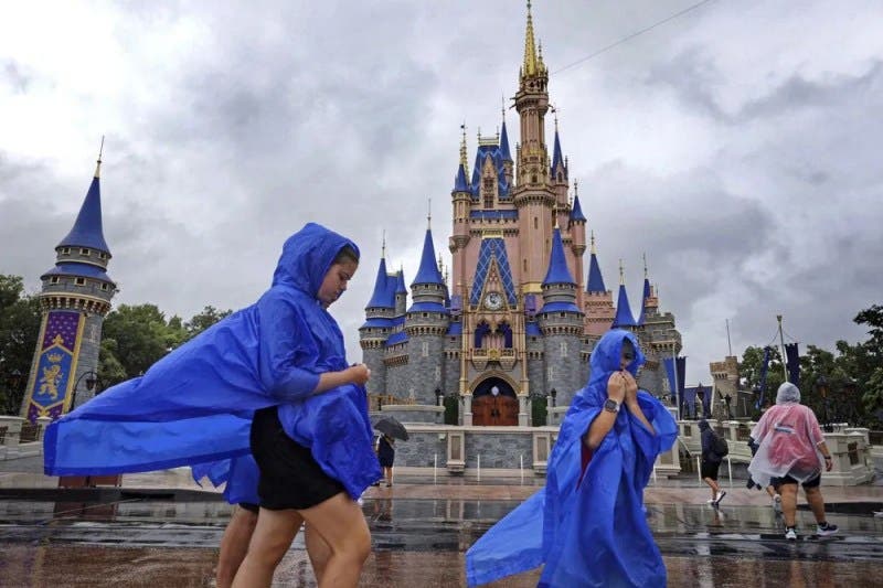 Los parques de Disney en Florida cierran ante la llegada del huracán Milton