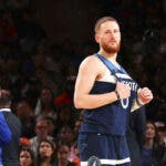 DiVincenzo y Rick Brunson discuten tras el partido entre Wolves y Knicks