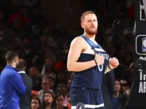 DiVincenzo y Rick Brunson discuten tras el partido entre Wolves y Knicks