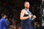 DiVincenzo y Rick Brunson discuten tras el partido entre Wolves y Knicks