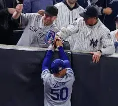 Fanáticos de los Yankees que interfirieron en la atrapada de Betts son expulsados ​​del Juego 5 de la Serie Mundial