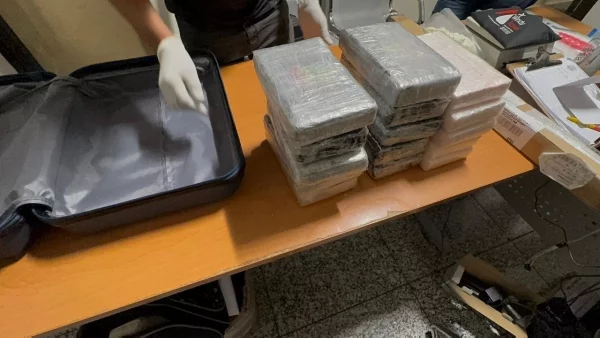 Un dominico-español habría abandonado una maleta con 15 paquetes de cocaína en el AILA