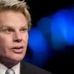 Expresidente de Abercrombie es arrestado en EEUU por explotación sexual de hombres jóvenes