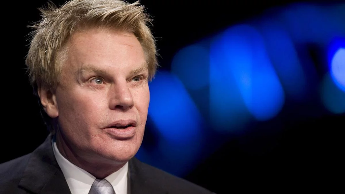 Expresidente de Abercrombie es arrestado en EEUU por explotación sexual de hombres jóvenes