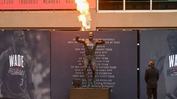 Miami Heat revela estatua de Dwyane Wade afuera de su estadio