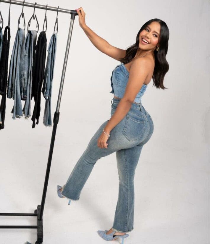 Creadora de contenidos presenta colección de jeans “RosAzul”