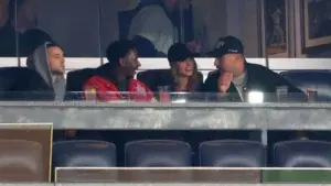 Taylor Swift y Travis Kelce presentes para la acción del Juego 1 de la SCLA