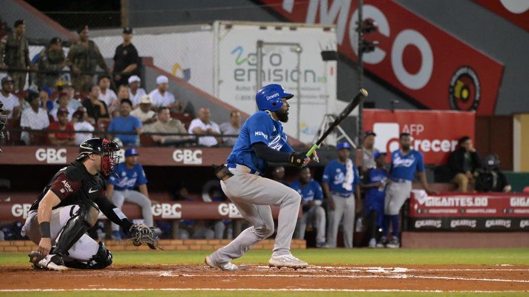 Johnson y Lawlar lideran primer triunfo del Licey; venció 4-2 a los Gigantes