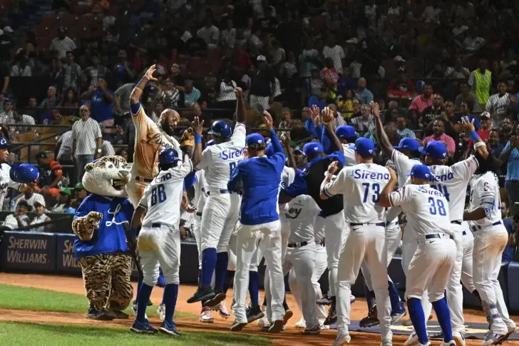 Johnson, Aquino y Martínez la sacan en victoria de Licey sobre Estrellas