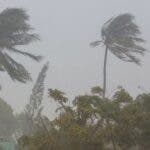 Oscar sigue con fuertes vientos y lluvias azotando Cuba y el sureste de Bahamas