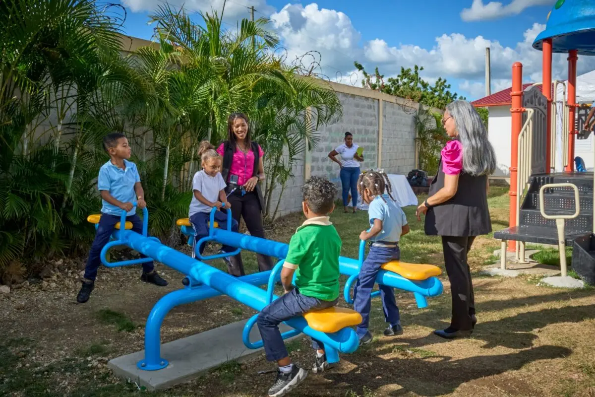 Más de 700 estudiantes de escuela primaria de Benerito se benefician de parque infantil