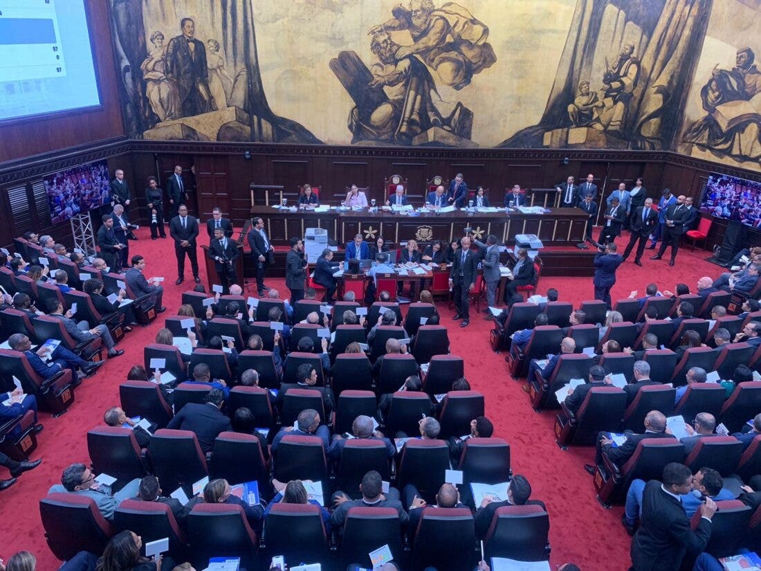 A mano, el agotador método de conteo utilizado por la Asamblea Nacional para reforma a la Constitución