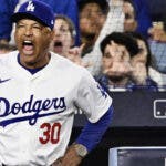 Roberts de los Dodgers dice que Machado le lanzó la pelota