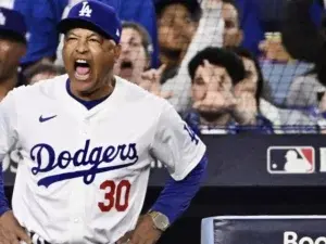 Roberts de los Dodgers dice que Machado le lanzó la pelota