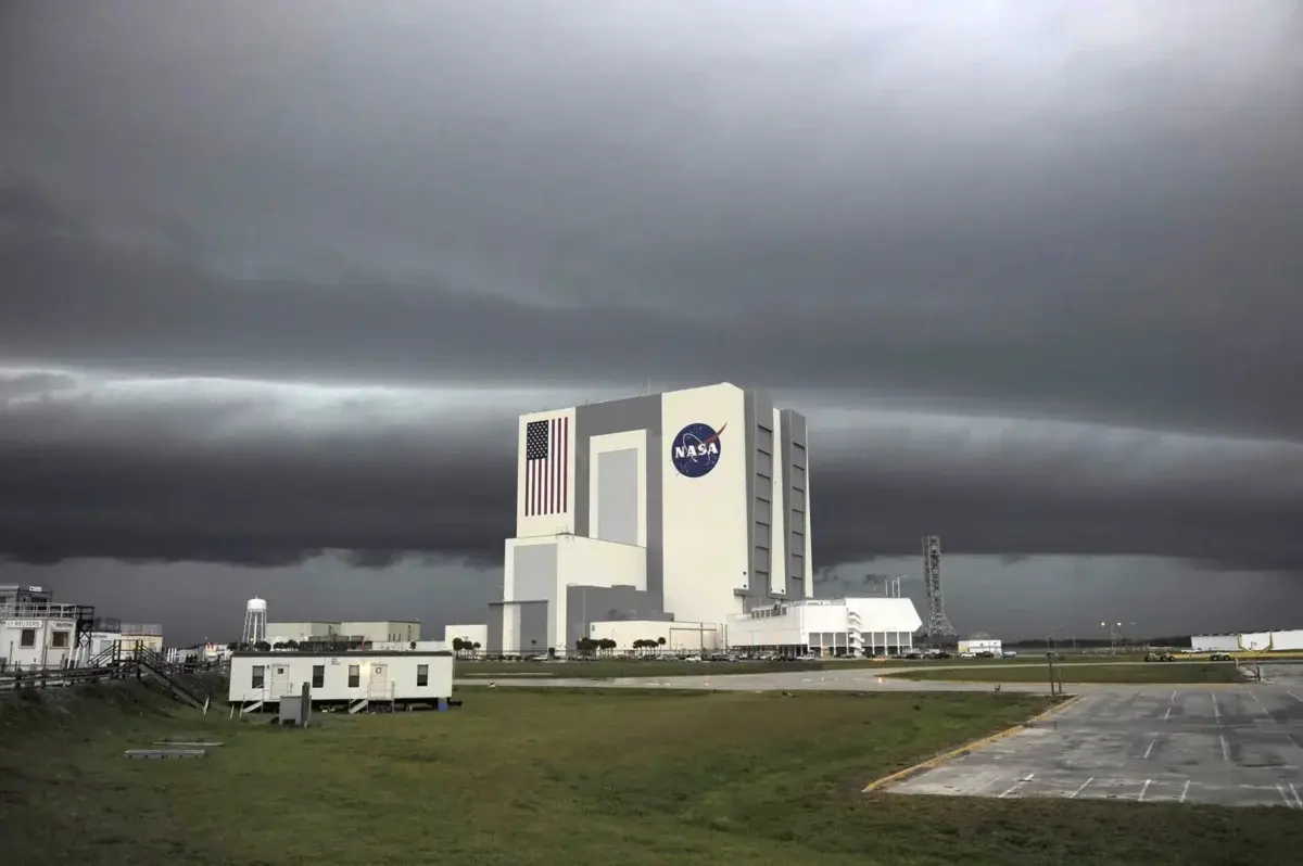 El Centro Espacial Kennedy de Florida cierra ante la inminente llegada del huracán Milton