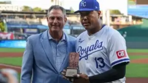 Salvador Pérez es segundo venezolano que recibe premio Roberto Clemente