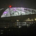 Fuertes vientos del huracán Milton desprenden techo del Tropicana Field