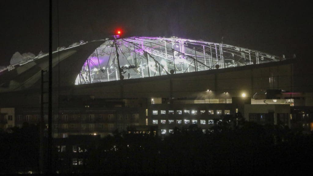 Fuertes vientos del huracán Milton desprenden techo del Tropicana Field