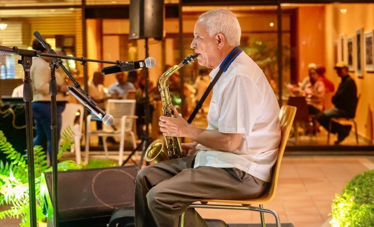 Maestro Juan Colón analiza el saxo como parte de merengue