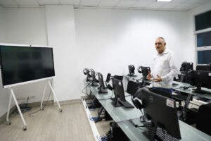 El maestro Norberto Hernández en uno de los salones tecnológicos del centro de aulas de la UASD en Santo Domingo Norte. José de León