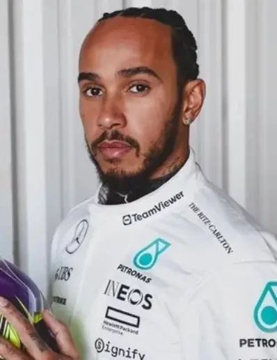 Hamilton sube a un caza; cumple sueño