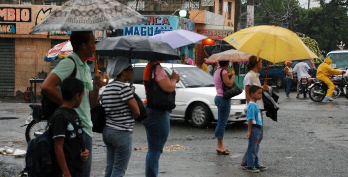 Lluvias llevan a desplazar más de 2,000 personas por inundaciones