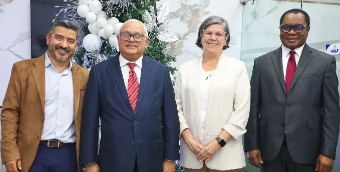 Tesorería Nacional enciende su árbol de Navidad