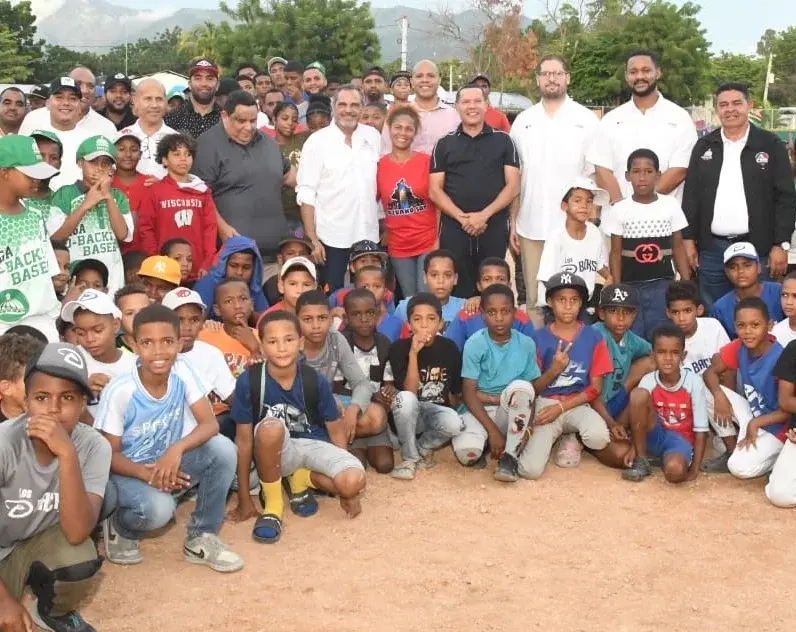 Comisionado y MLB entregan estadio Azua