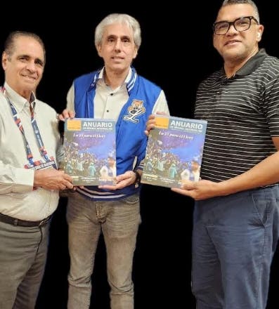 Héctor J. Cruz anuncia el Anuario de Béisbol