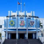 Policía investiga a agente captado en video disparando contra un prófugo en Manoguayabo