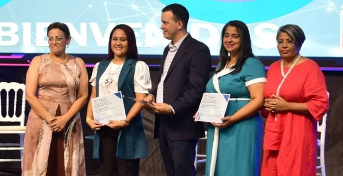 Sandra Fernández y Emma Guzmán junto a los conferencistas Marlyn Fabián, Teodoro Grullón y Janleyda Oleaga.