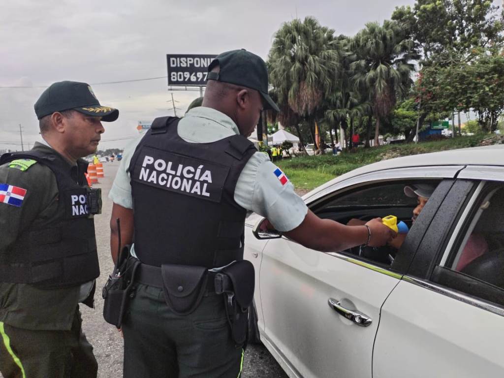 Unos 45 conductores dieron positivo a pruebas de alcoholimetría en autopista Duarte y Las Américas