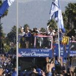 Los Dodgers paralizan la ciudad de Los Ángeles con su primer desfile en 36 años